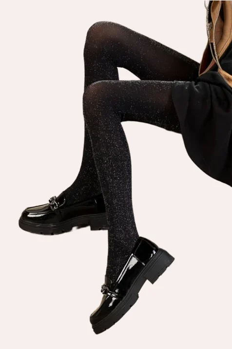 Rajstopym z błyszczącą nitką